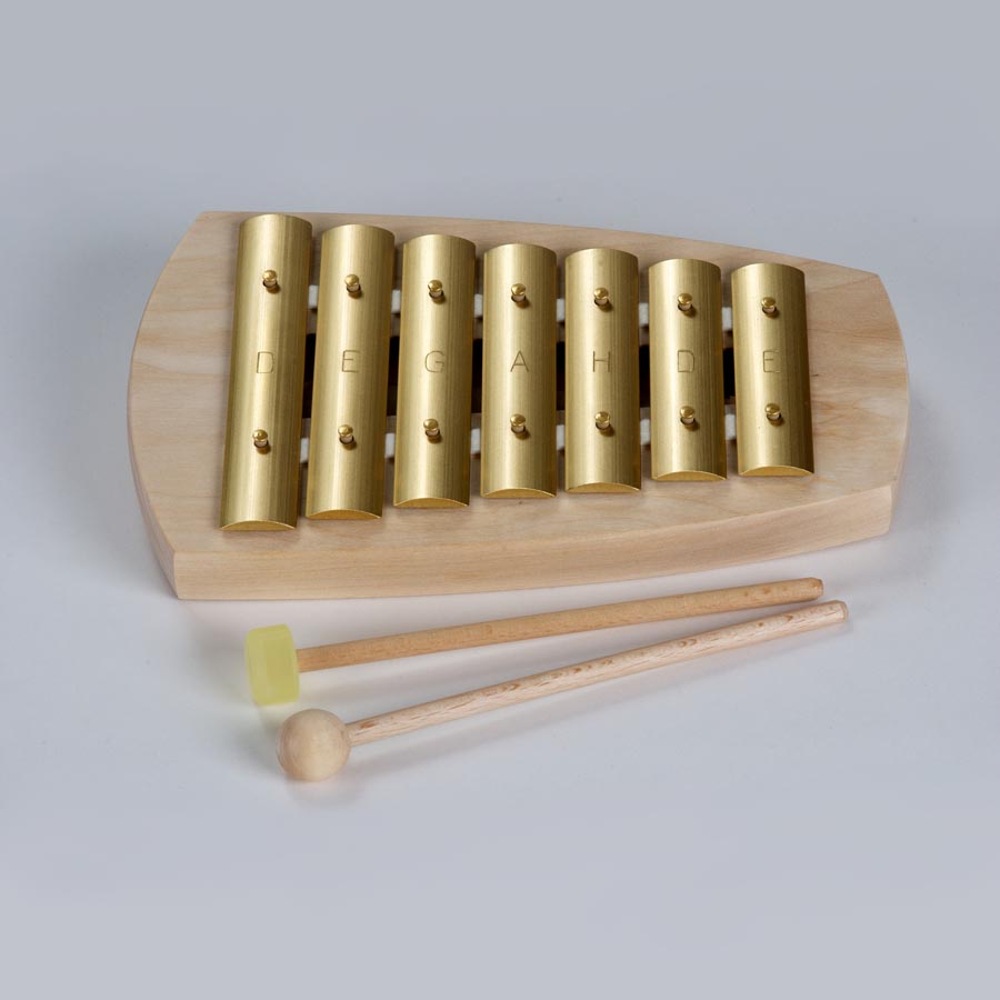 Metallofono pentatonio 7 toni dritto Auris Diatonico 8 toni Il metallofono base è uno strumento ideale per introdurre il bambino al mondo della musica diatonica, rappresentando un pratico supporto per l’educazione musicale fin dai primi approcci. Perfetto da utilizzare in famiglia, nelle scuole di musica o in contesti educativi, permette di sviluppare il senso del ritmo, dell’ascolto e della coordinazione. Viene fornito con: un martello di gomma un martelletto di legno